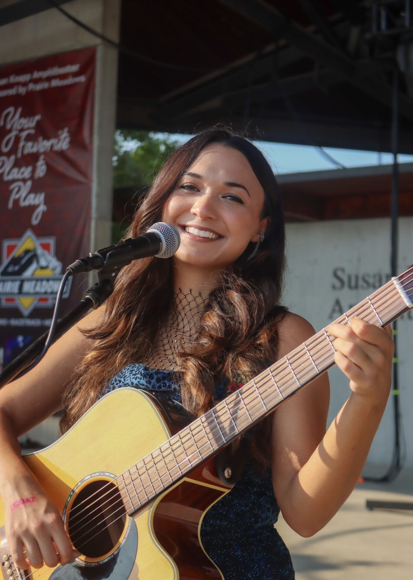 photo of Day Ashworth with her guitar